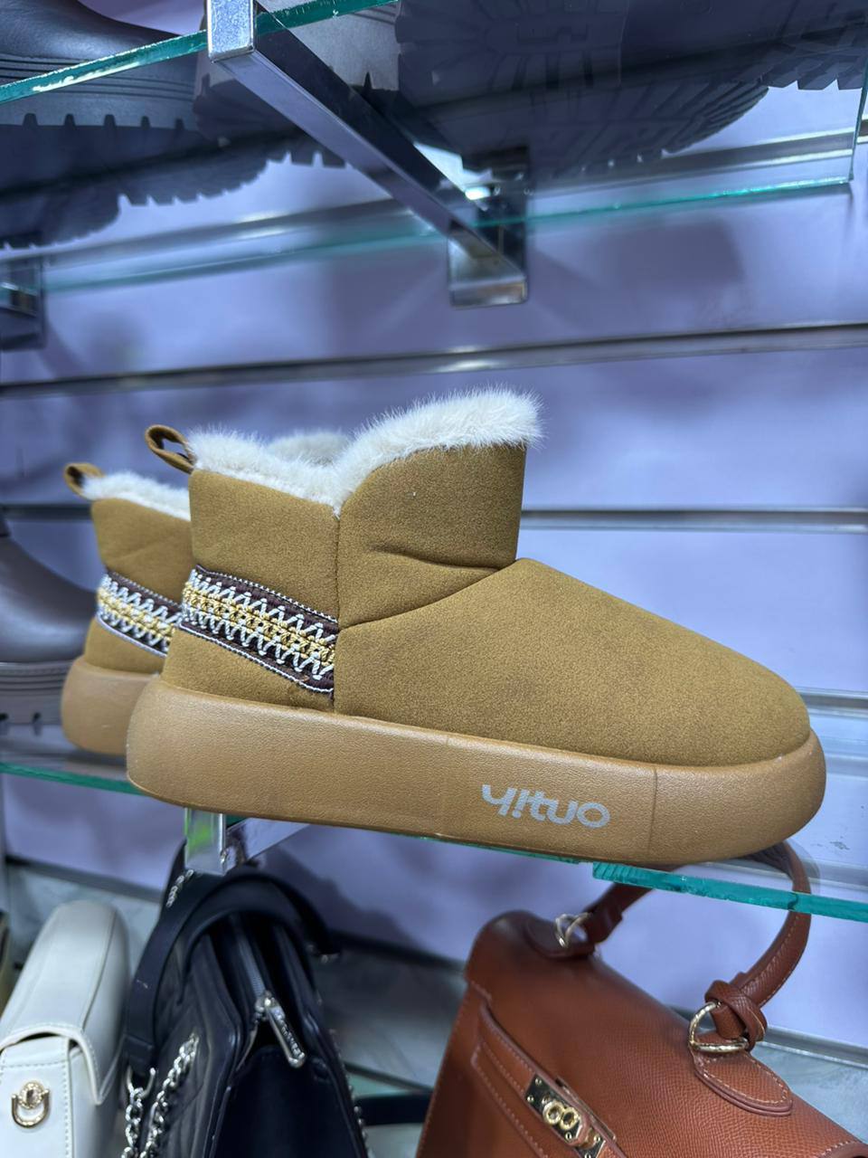 حذاء شَتَوِي دافئ