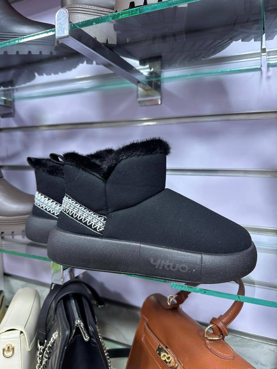 حذاء شَتَوِي دافئ