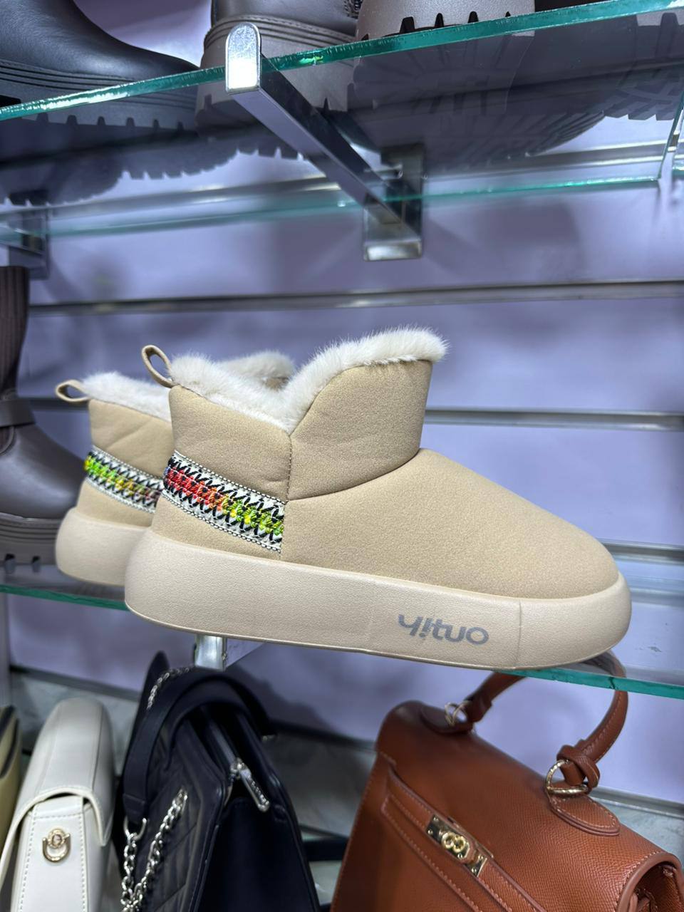 حذاء شَتَوِي دافئ